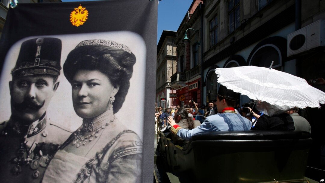 Turis berfoto di luar museum sejarah di pusat kota Sarajevo, tempat Gavrilo Princip membunuh putra mahkota Austria-Hungaria Franz Ferdinand (28/6).(AP/Amel Emric)