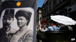 Turis berfoto di luar museum sejarah di pusat kota Sarajevo, tempat Gavrilo Princip membunuh putra mahkota Austria-Hungaria Franz Ferdinand (28/6).(AP/Amel Emric)