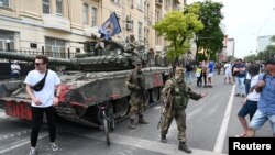 2023年6月24日，瓦格纳雇佣军士兵在俄罗斯南方军区司令部所在城市顿河畔罗斯托夫（city of Rostov-on-Don）街道上部署，不少居民在一旁看热闹。