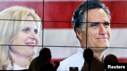 Peserta konvensi menikmati makan siang dengan pizza di depan layar lebar bergambar Capres Mitt Romney dan isterinya, Ann Romney di Tampa, Florida (28/8). 