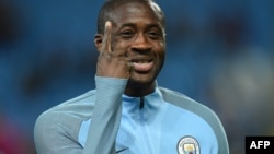 Le milieu de terrain ivoirien de Manchester City, Yaya Toure, se prépare pour le match de football du Groupe F de l'UEFA Champions League entre Manchester City et Naples au stade Etihad de Manchester, au nord-ouest de l'Angleterre, le 17 octobre 2017. 