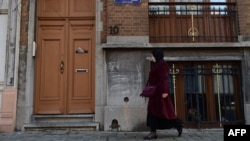 比利时警方在布鲁塞尔的一个公寓时发现巴黎袭击一名在逃嫌疑人的指纹。(2016年1月8日)