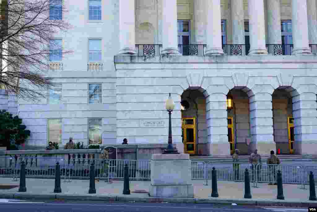 Soldados de la Guardia Nacional y de la Polic&#237;a del Capitolio custodian el edificio Longworth de la C&#225;mara de Representantes, un d&#237;a antes de que el pleno vote sobre el juicio pol&#237;tico al presidente Donald Trump. 