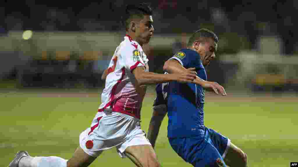 Achraf Bencharki du Wydad Casablanca et Samir Saad Ali d'Al-Ahly lors du dernier match de football entre Al-Ahly et le Wydad Casablanca au stade Mohamed V à Casablanca, le 4 novembre 2017.