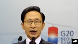 Opponents of Egypt's Islamist leader Mohammed Morsi celebrate outside the presidential palace in Cairo, July 3, 2013.