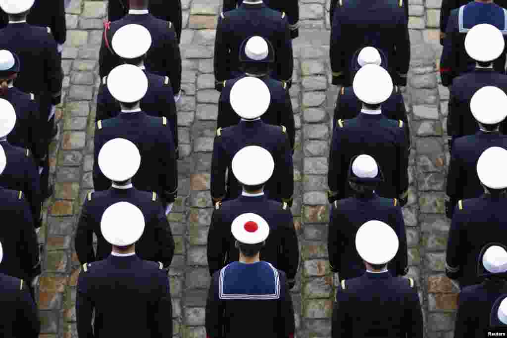 Para marinir Perancis menghadiri upacara di Lapangan Invalides di Paris, Perancis.