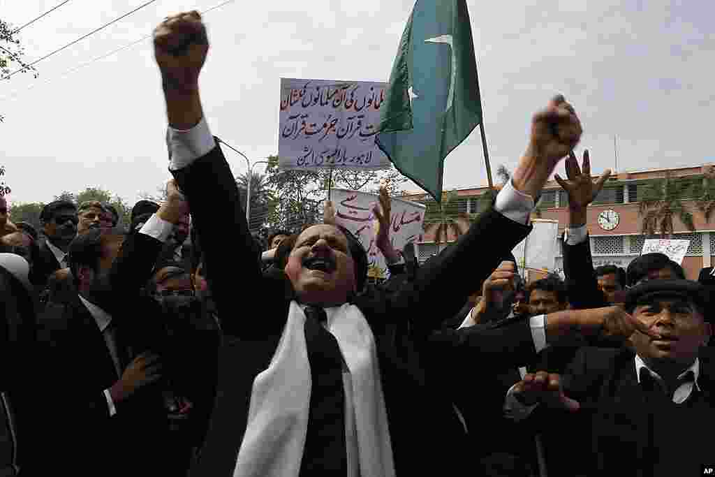 Pakistani lawyers shout anti-American slogans at a rally to condemn the burning of Qurans in Afghanistan by U.S. troops, in Lahore, Pakistan, on February 27, 2012. (AP)