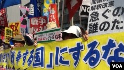 日本民众在首相官邸前抗议解禁集体自卫权（美国之音小玉拍摄）