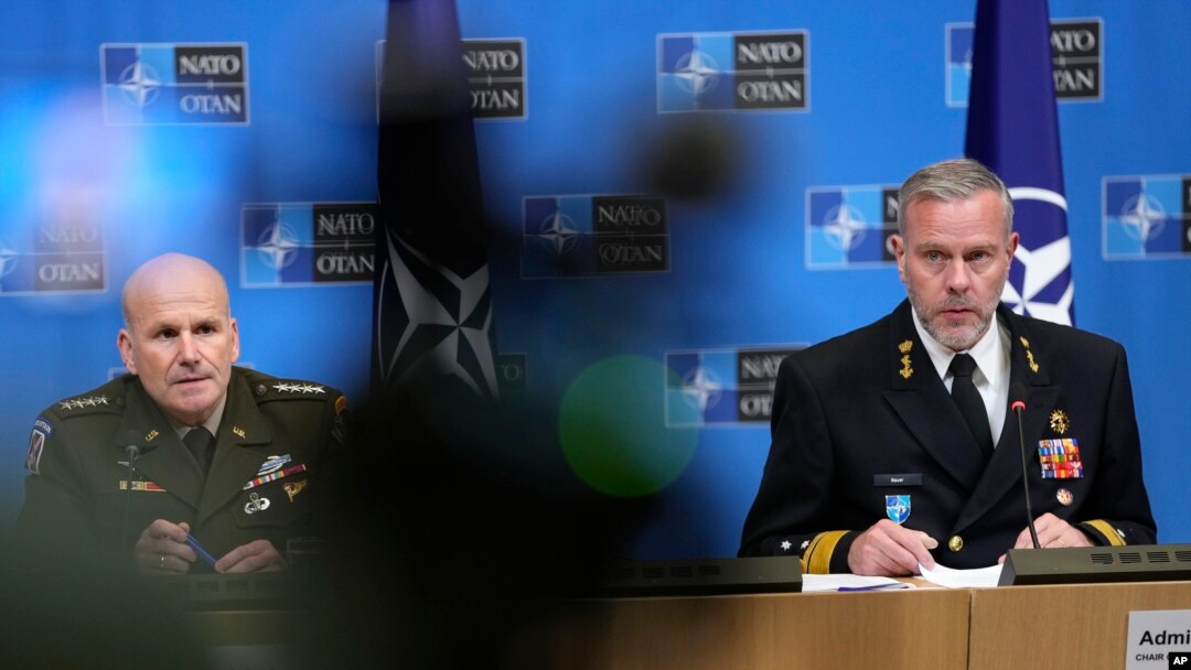 El jefe del Comité Militar de la OTAN, el almirante Rob Bauer (derecha), y el Comandante Supremo Aliado en Europa, el general Christopher Cavoli, captados durante conferencia de prensa en la sede de la OTAN en Bruselas, el jueves 18 de enero de 2024.