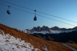 Un telesilla en las montañas Dolomitas cerca de Bressanone, región autónoma del Tirol del Sur, de habla germano-italiana en el norte de Italia, el jueves 26 de noviembre de 2020.