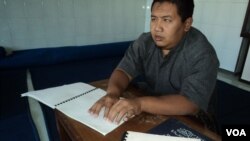 Taufik Windu Asmoro, seorang penyandang difabel, tengah membaca Al-Qu'ran Braille di Mangkuyudan, Solo (16/7). Para penyandang difabel di kota ini mengisi kegiatan di bulan Ramadan dengan mengikiti TPA Al-Qur’an Braille.