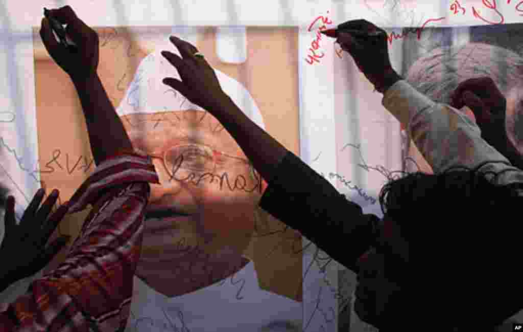 Supporters of veteran Indian social activist Anna Hazare sign a banner with a portrait of Hazare outside the Tihar jail in New Delhi August 17, 2011. (Reuters)