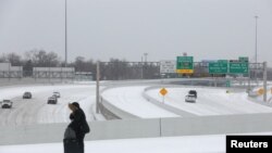 Mobil melaju di jalan raya yang tertutup es saat cuaca dingin menghantam Dallas, Texas, AS, 31 Januari 2023. (REUTERS/Shelby Tauber)