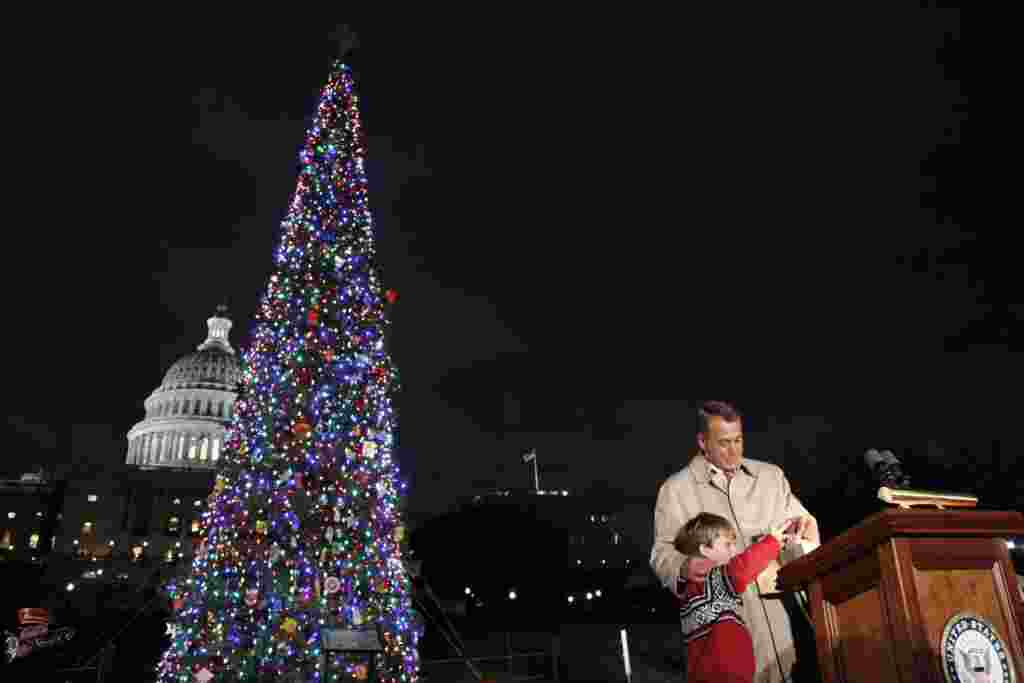 جان بینر در مراسم روشن کردن چراغ های درخت کریسمس کنگره
