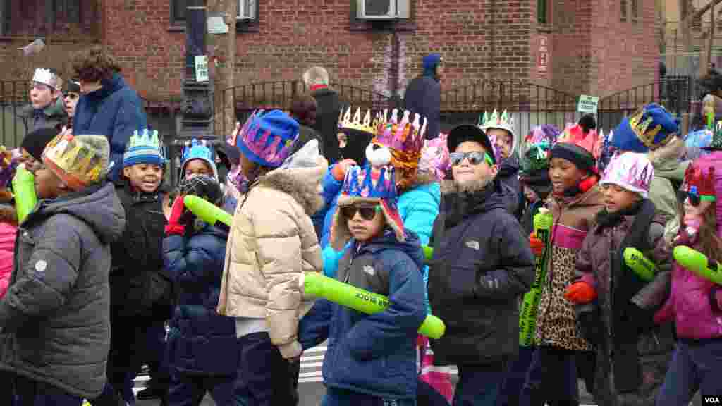 兒童興奮地等待出發