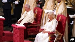 El rey Carlos III de Gran Bretaña y la reina Camila durante su ceremonia de coronación en la Abadía de Westminster, Londres, el sábado 6 de mayo de 2023. (Yui Mok, Pool vía AP)