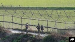 တောင်-မြောက် ကိုရီးယားနယ်စပ်အနီး ကင်းလှည့်နေတဲ့ တောင်ကိုရီးယားစစ်သားအချို့။ (ဇွန် ၁၅၊ ၂၀၂၀)