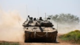 FILE - Sebuah tank Israel meluncur di sepanjang perbatasan dengan wilayah Palestina, selatan Israel dengan Jalur Gaza, 16 April 2024, di tengah konflik yang sedang berlangsung antara Israel dan kelompok militan Hamas. (Menahem KAHANA/AFP)