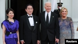 미국을 국빈 방문 중인 기시다 후미오 일본 총리 내외와 조 바이든 미국 대통령 내외가 10일 국빈 만찬 전 기념 촬영을 했다. 
