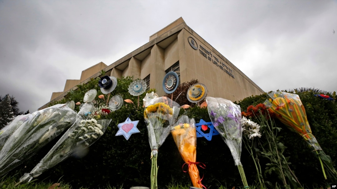 Bunga tanda berduka cita untuk menghormati korban penembakan di luar sinagoga Tree of Life di Pittsburgh, 20 November 2018. 