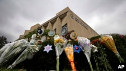 Bunga tanda berduka cita untuk menghormati korban penembakan di luar sinagoga Tree of Life di Pittsburgh, 20 November 2018. 