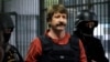 ARCHIVO - Viktor Bout es escoltado por miembros de una unidad especial de policía después de una audiencia en un tribunal penal en Bangkok el 5 de octubre de 2010. REUTERS/Sukree Sukplang