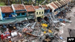 Bangunan yang rusak dan puing-puing di jalan setelah Topan Super Yagi menghantam Ha Long, di pPovinsi Quang Ninh, pada 8 September 2024. (Foto: AFP)