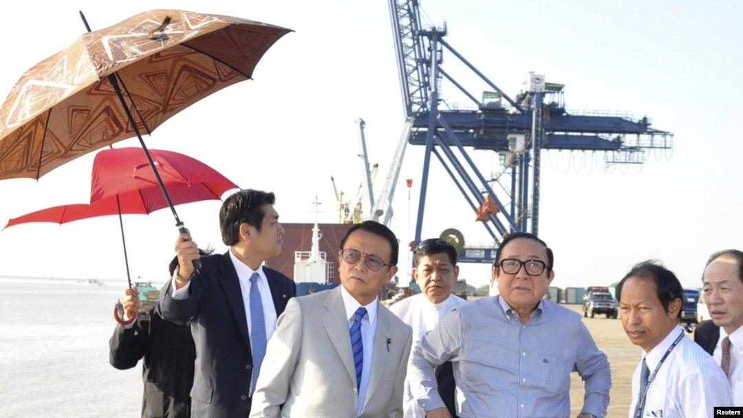 Wakil Perdana Menteri merangkap Menteri Keuangan Jepang, Taro Aso (tengah) didampingi Ketua Asosiasi Jepang-Burma, Hideo Watanabe (tengah, kanan( mengunjungi sebuah kawasan industri di Thilawa, dekat Yangon (Rangun), 4 Januari 2013. (REUTERS/Pool)