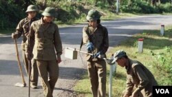 Beberapa tentara Vietnam membersihkan sisa-sisa bahan peledak dari era perang Vietnam di provinsi Quang Tri (foto: dok).