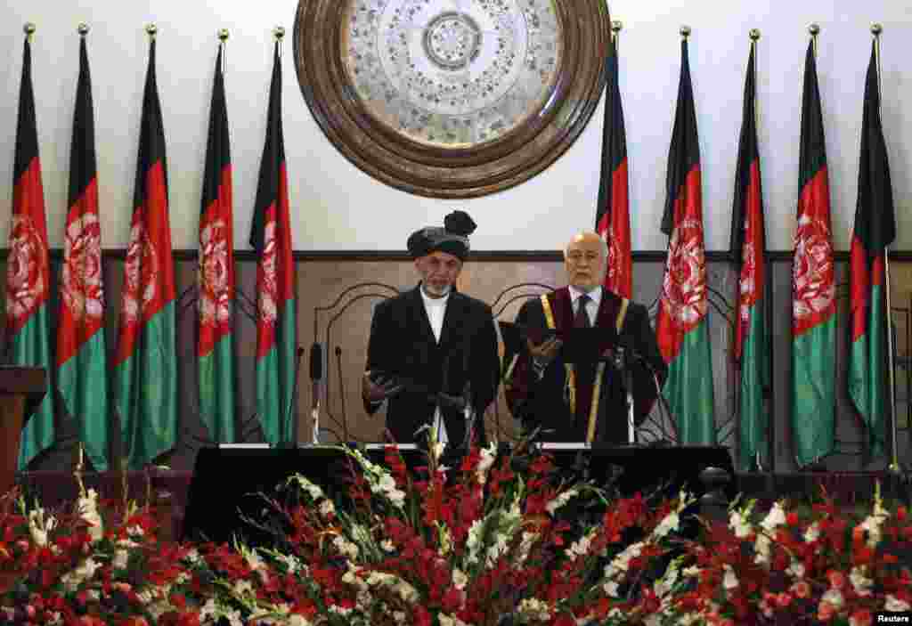 Ashraf Ghani Ahmadzai takes the oath during his inauguration as president in Kabul, Sept. 29, 2014.