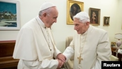 FILE - Pope Francis (L) visits his predecessor, Pope Emeritus Benedict XVI, at the Mater Ecclesiae Monastery in the Vatican, Dec. 21, 2018. 