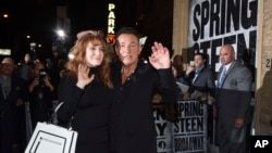 Bruce Springsteen dan istrinya, Patti Scialfa, pda pertunjukan "Springsteen on Broadway" sebelum pandemi (foto: dok). 