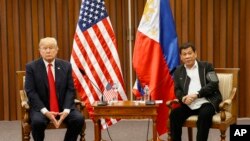 Američki predsednik Donald Tramp, levo, i filipinski predsednik Rodrigo Duterte tokom bilateralnog sastanka na marginama 31. samita ASEAN u filipinskom Međuanrodnom centru za konvencije u Manili, Filipini, 13. novembra 2017.