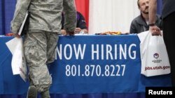ARCHIVO - Veteranos y miembros del ejército de EE.UU. participan de una feria de oportunidad de empleo en la ciudad de Sandy, estado de Utah en marzo de 2019.