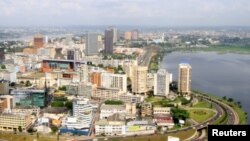 Vue aérienne du quartier commercial d'Abidjan, en Côte d'Ivoire (27 déc. 2010) 