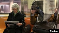 Des passagers du metro de New York, le 17 fevrier 2017. 