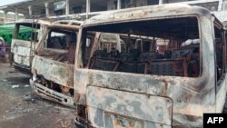 Des bus brûlés à la gare routière suite à des affrontements entre des séparatistes anglophones et les forces de sécurité à Buea au Cameroun le 10 juillet 2018.