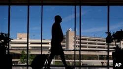 Los viajeros caminan por el Aeropuerto Internacional de Filadelfia, el miércoles 3 de julio de 2024, en Filadelfia.