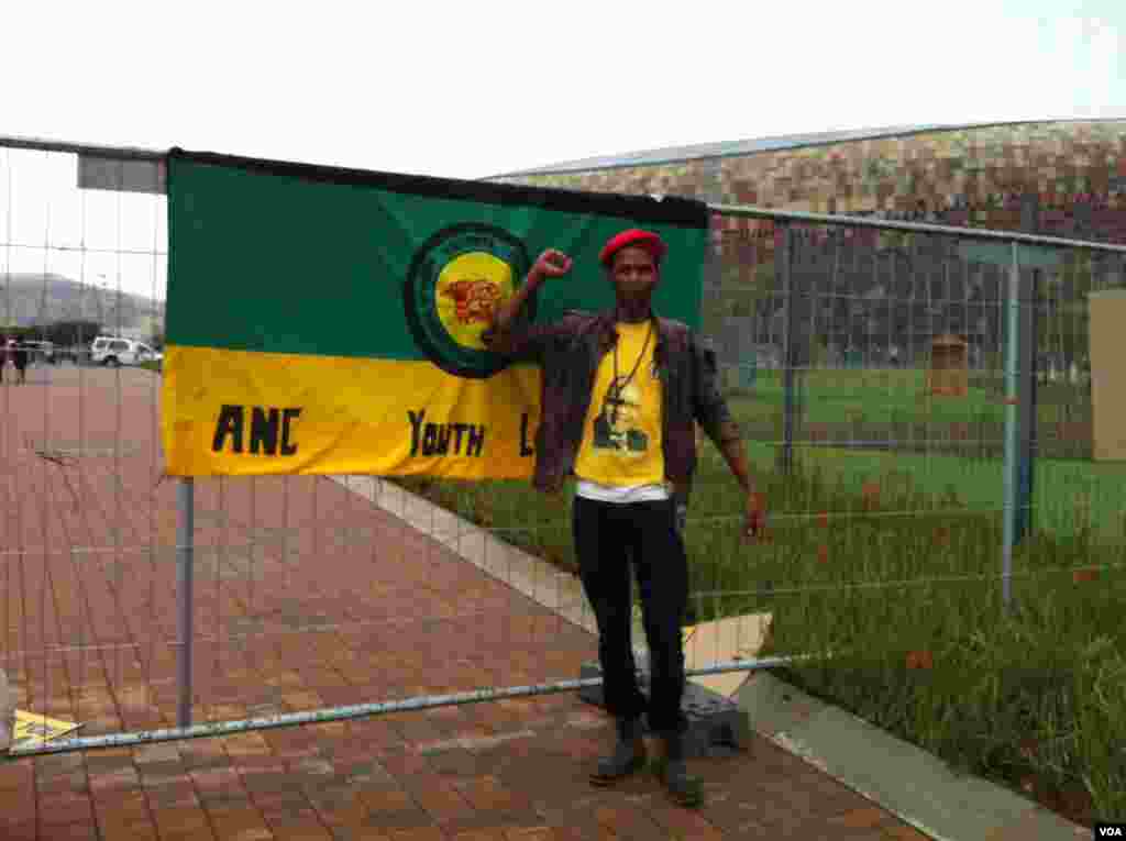 Este joven miembro del Congreso Nacional Africano participa de las ceremonias y homenajes en honor a Mandela.