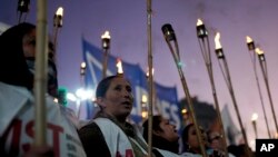 Integrantes de organizaciones sociales marchan con antorchas en protesta contra las políticas gubernamentales y en reclamo de salarios más altos para enfrentar la inflación, en Buenos Aires, Argentina, el miércoles 19 de abril de 2023.