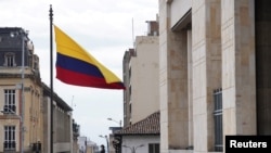 La policía colombiana hace guardia afuera del Palacio de Justicia tras sospechas de un plan para atacar la sede de la Corte Suprema de Justicia, según las autoridades, en Bogotá, Colombia, el 16 de agosto de 2024.