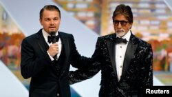 Aktor Leonardo DiCaprio (kiri) dan Amitabh Bachchan mempromosikan film yang mereka bintangi, 'The Great Gatsby', di Festival Film Cannes. (Foto: Reuters)