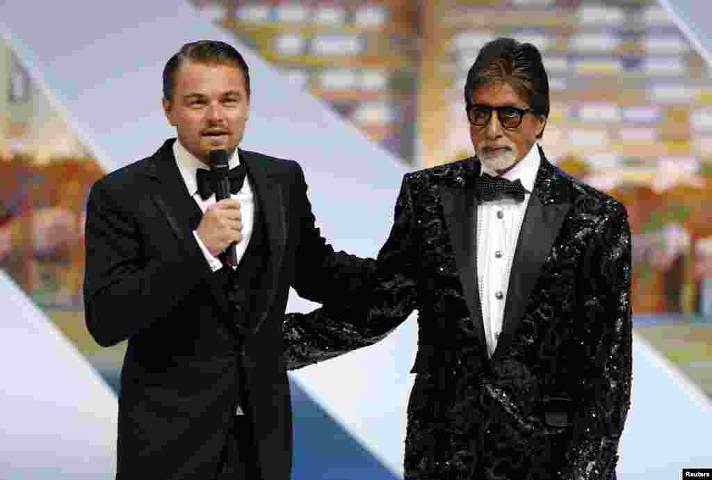 Aktor Leonardo DiCaprio (kiri) bersama bintang film India, Amitabh Bachchan, saat mempromosikan film mereka &#39;The Great Gatsby&#39;.