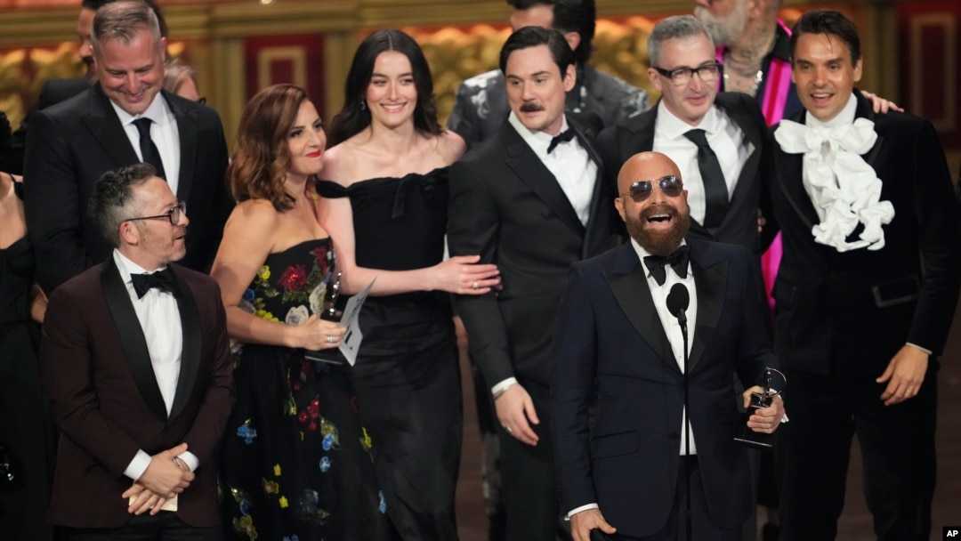 Adam Greenfield dan David Adjmi bersama anggota "Stereophonic" menerima penghargaan untuk permainan terbaik dalam Tony Awards ke-77 di New York pada Minggu, 16 Juni 2024. (Foto: AP)