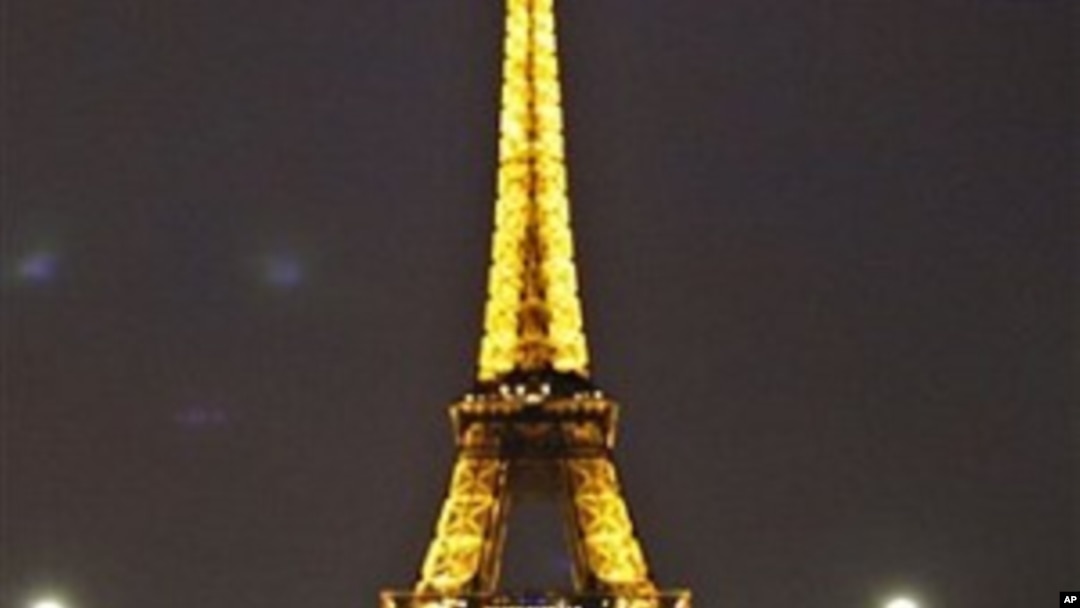 Wan nan kellen da Jami'an Tsaro suka makala domin killace harabar husumiyar Eiffel a birnin Paris,bayan an sami labarin shirin kai harin ta'addanci.