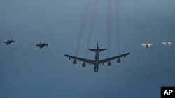 미 공군 B-52H(가운데) 전략 폭격기가 F-35A(왼쪽) 전투기 등과 편대 비행하고 있다. (자료사진)