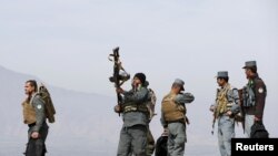 Polisi Afghanistan berpatroli di distrik Dand Ghori, provinsi Baghlan, Afghanistan, 15 Maret 2016. (Foto: dok).