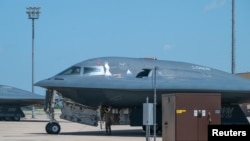 资料照片：美国密苏里州怀特曼空军基地，一架美国空军B-2“幽灵”隐形轰炸机在执行“午夜之锤”行动后返航归来。(2025年6月23日)