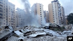 Asap mengepul dari kompleks perumahan yang hancur akibat serangan udara Israel di Dahieh, Beirut, Lebanon, Rabu, 2 Oktober 2024. (Hussein Malla/AP)