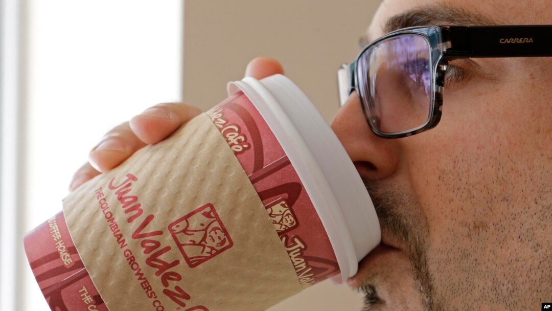 Seorang pria menikmati kopi di Kafe Juan Valdez di Miami, AS (foto: dok).